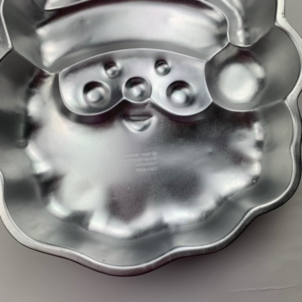 Wilton 1991 Santa cake pan - Picture 7 of 12